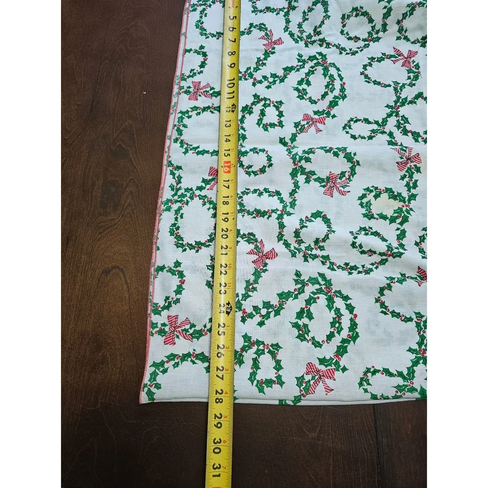 Vintage Christmas Tablecloth Holly Berry Wreath Red Bows Scalloped Edge 76x56